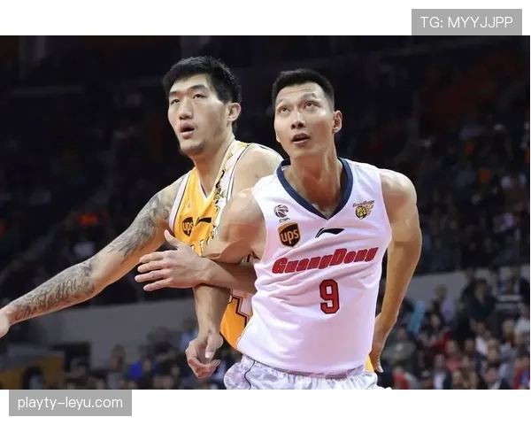 小区门口碰到易建联，拖鞋拎早餐袋，胳膊上的金链子亮得像广告牌