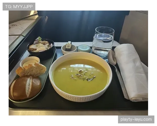 刷到惠若琪家厨房那张图，餐具像奢侈品，我这顿饭都吃不下了