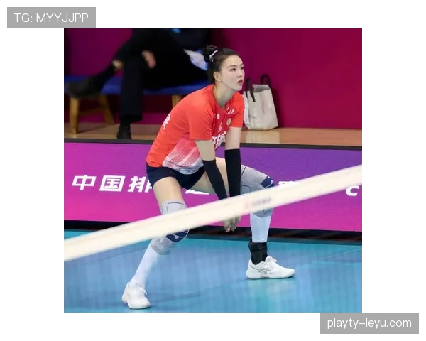 看到张常宁提着包下楼，像球员版超模走错片场，我的银行卡在旁边默默低头